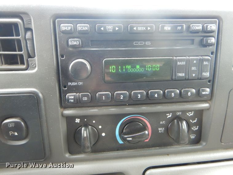 image for item GO9660 2004 Ford F350 Super Duty XLT  Crew Cab pickup truck