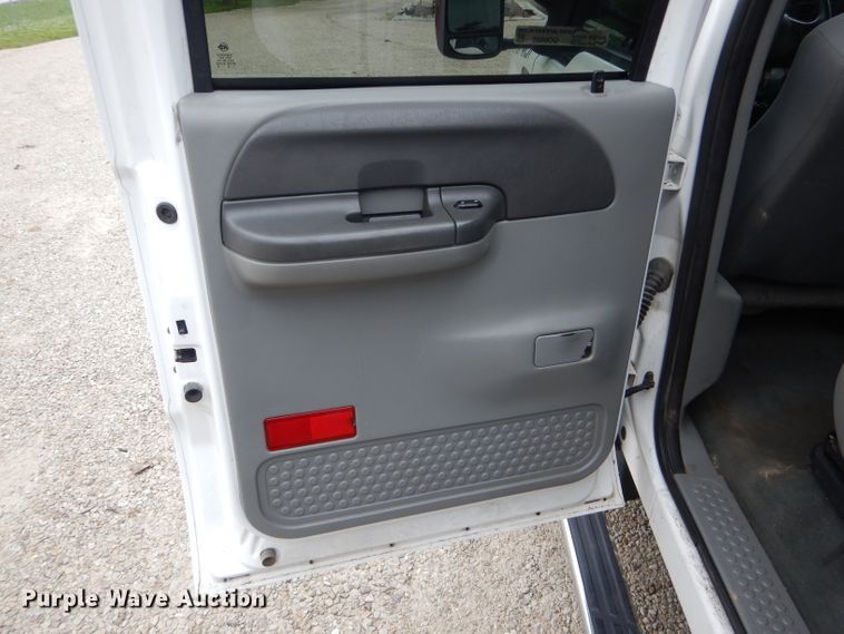 image for item GO9660 2004 Ford F350 Super Duty XLT  Crew Cab pickup truck