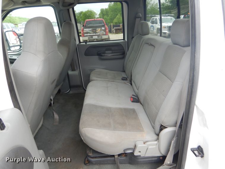 image for item GO9660 2004 Ford F350 Super Duty XLT  Crew Cab pickup truck