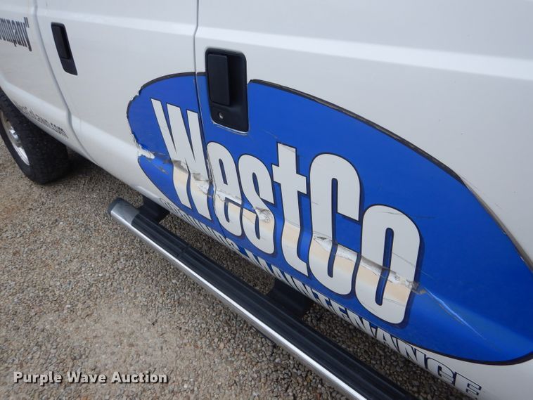 image for item GO9660 2004 Ford F350 Super Duty XLT  Crew Cab pickup truck