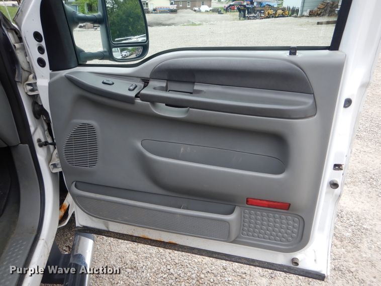 image for item GO9660 2004 Ford F350 Super Duty XLT  Crew Cab pickup truck