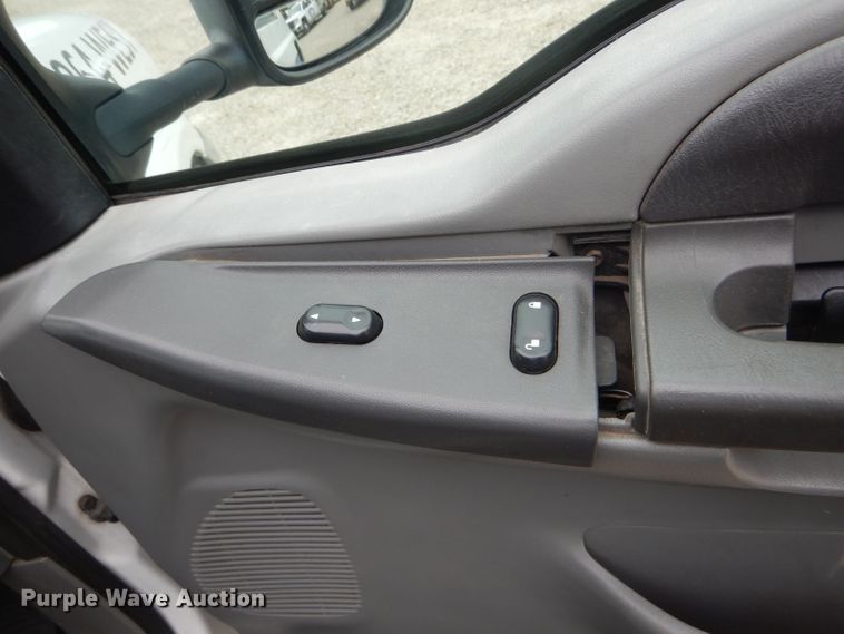 image for item GO9660 2004 Ford F350 Super Duty XLT  Crew Cab pickup truck