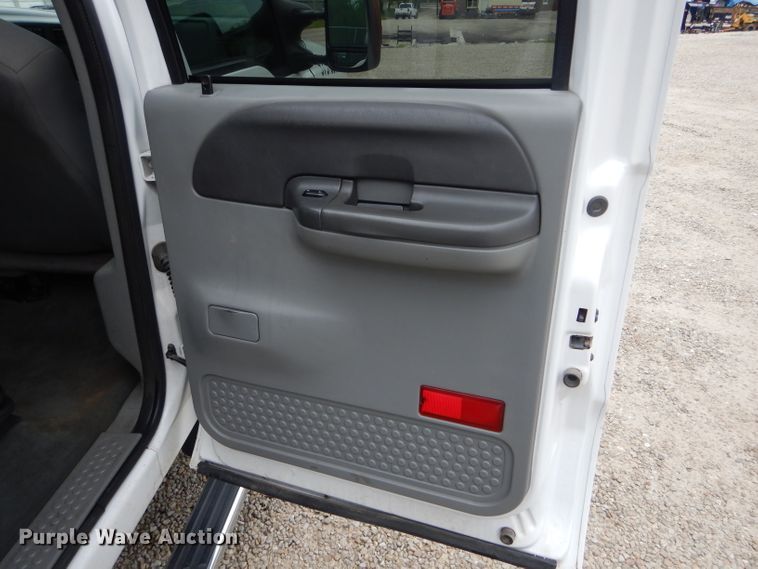 image for item GO9660 2004 Ford F350 Super Duty XLT  Crew Cab pickup truck