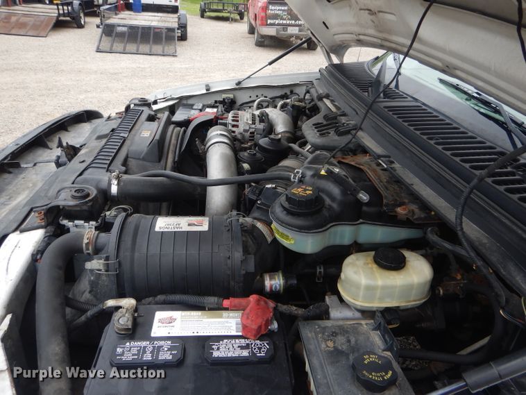 image for item GO9660 2004 Ford F350 Super Duty XLT  Crew Cab pickup truck