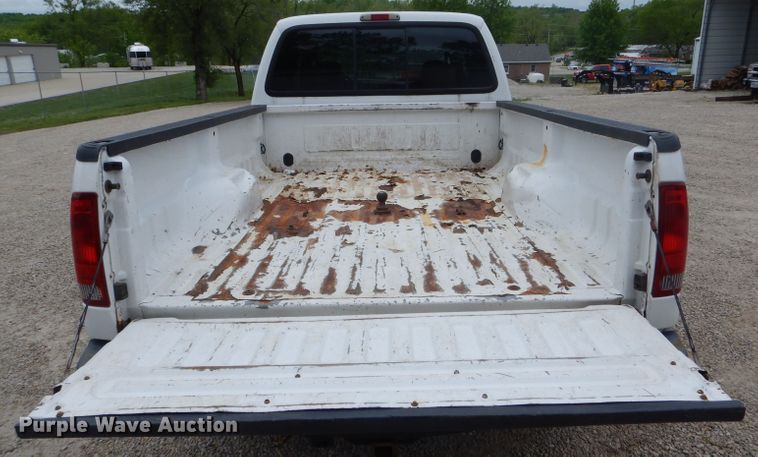 image for item GO9660 2004 Ford F350 Super Duty XLT  Crew Cab pickup truck