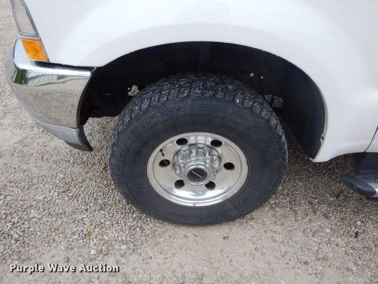 image for item GO9660 2004 Ford F350 Super Duty XLT  Crew Cab pickup truck