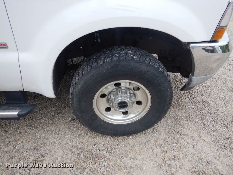 image for item GO9660 2004 Ford F350 Super Duty XLT  Crew Cab pickup truck