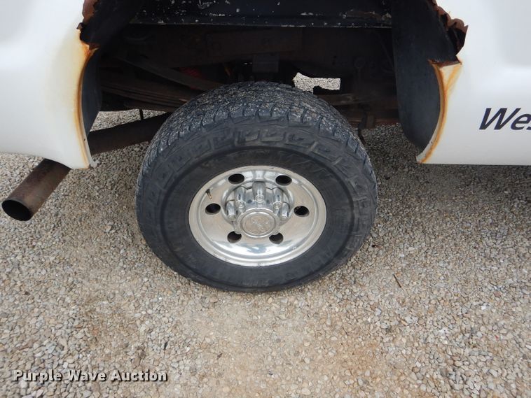 image for item GO9660 2004 Ford F350 Super Duty XLT  Crew Cab pickup truck