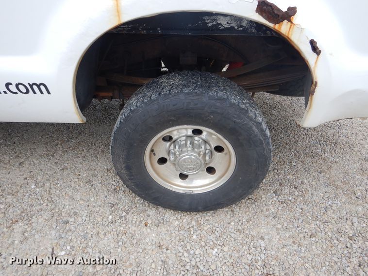 image for item GO9660 2004 Ford F350 Super Duty XLT  Crew Cab pickup truck