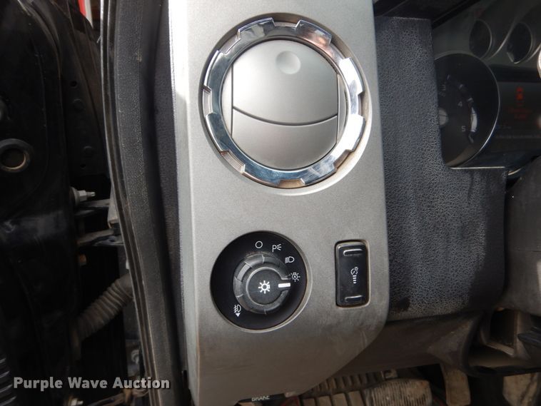 image for item GW9864 2012 Ford F350 Super Duty  Crew Cab pickup truck