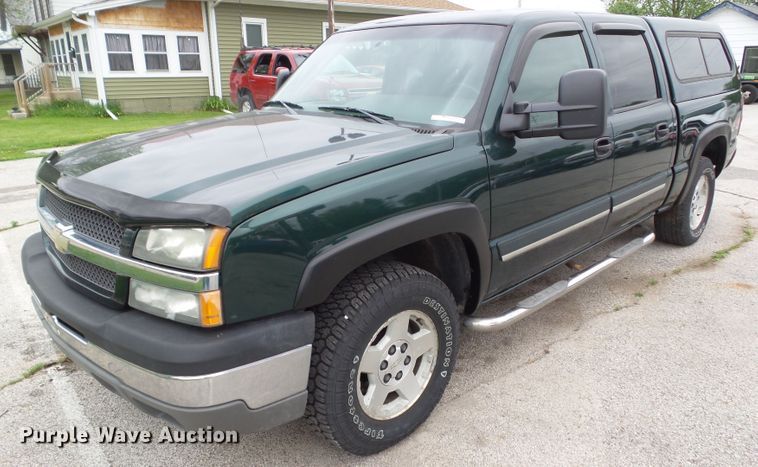 image for item GX9063 2004 Chevrolet Silverado 1500  Crew Cab pickup truck