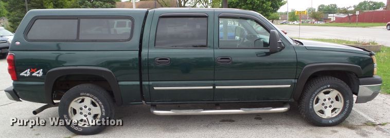 image for item GX9063 2004 Chevrolet Silverado 1500  Crew Cab pickup truck