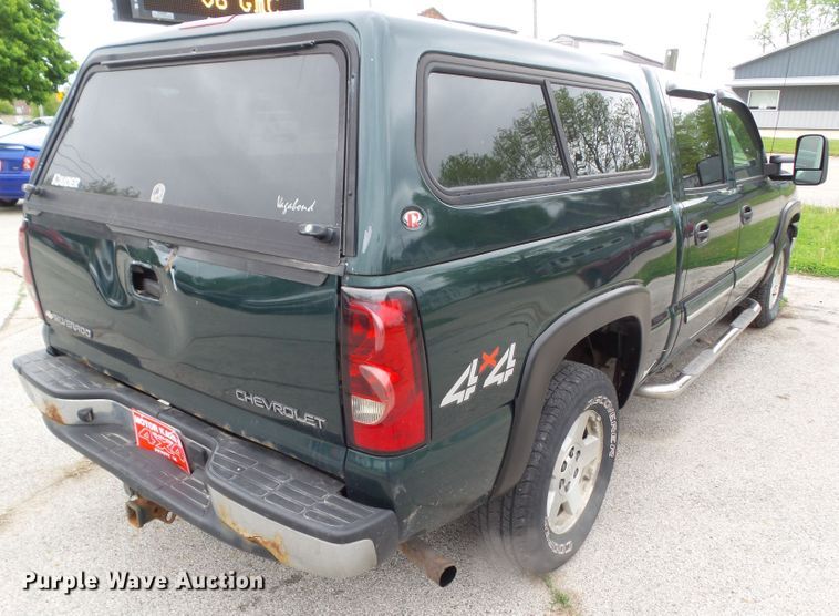 image for item GX9063 2004 Chevrolet Silverado 1500  Crew Cab pickup truck