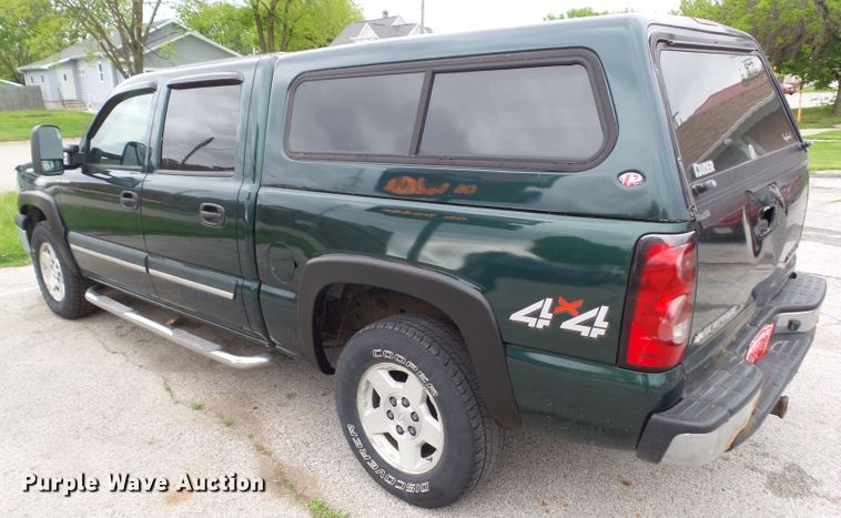 image for item GX9063 2004 Chevrolet Silverado 1500  Crew Cab pickup truck