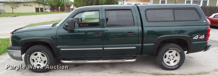 image for item GX9063 2004 Chevrolet Silverado 1500  Crew Cab pickup truck