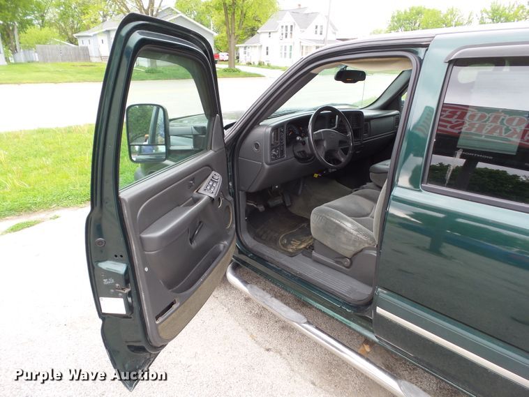 image for item GX9063 2004 Chevrolet Silverado 1500  Crew Cab pickup truck