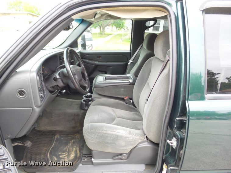 image for item GX9063 2004 Chevrolet Silverado 1500  Crew Cab pickup truck