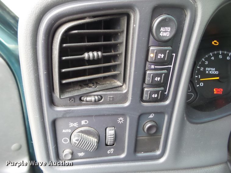 image for item GX9063 2004 Chevrolet Silverado 1500  Crew Cab pickup truck