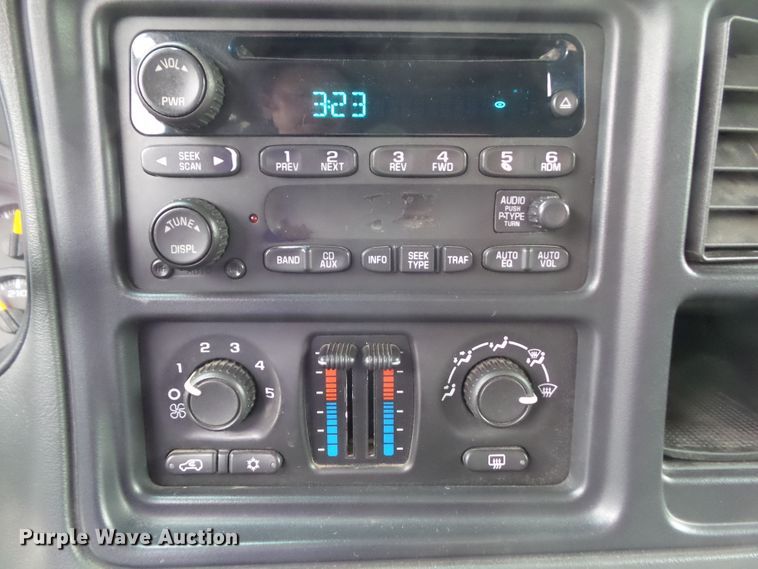 image for item GX9063 2004 Chevrolet Silverado 1500  Crew Cab pickup truck