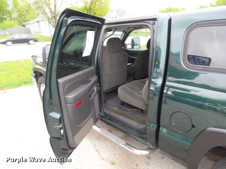 image for item GX9063 2004 Chevrolet Silverado 1500  Crew Cab pickup truck