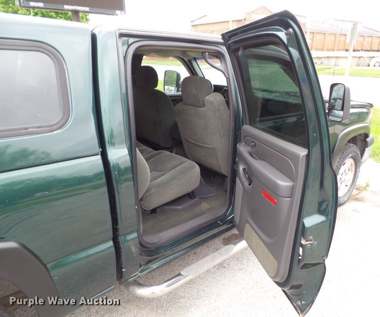 image for item GX9063 2004 Chevrolet Silverado 1500  Crew Cab pickup truck