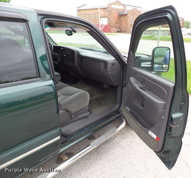 image for item GX9063 2004 Chevrolet Silverado 1500  Crew Cab pickup truck