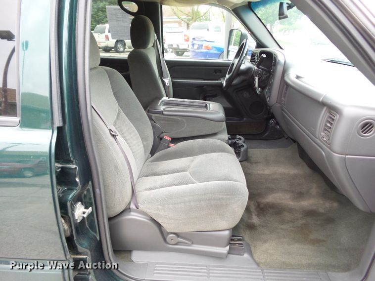 image for item GX9063 2004 Chevrolet Silverado 1500  Crew Cab pickup truck