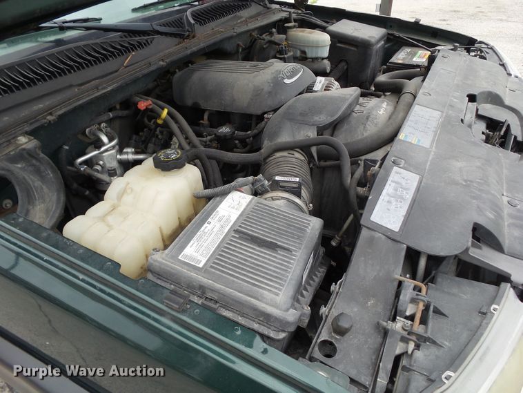 image for item GX9063 2004 Chevrolet Silverado 1500  Crew Cab pickup truck