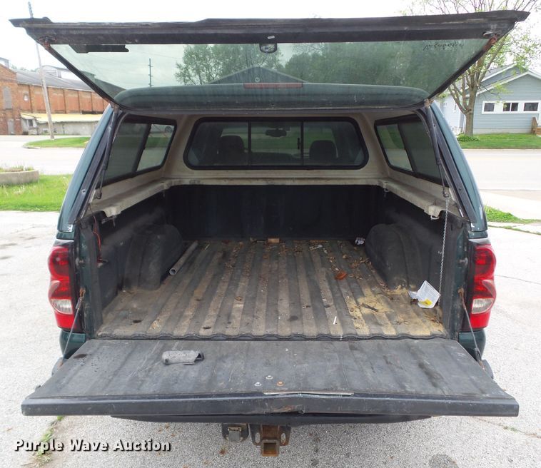 image for item GX9063 2004 Chevrolet Silverado 1500  Crew Cab pickup truck