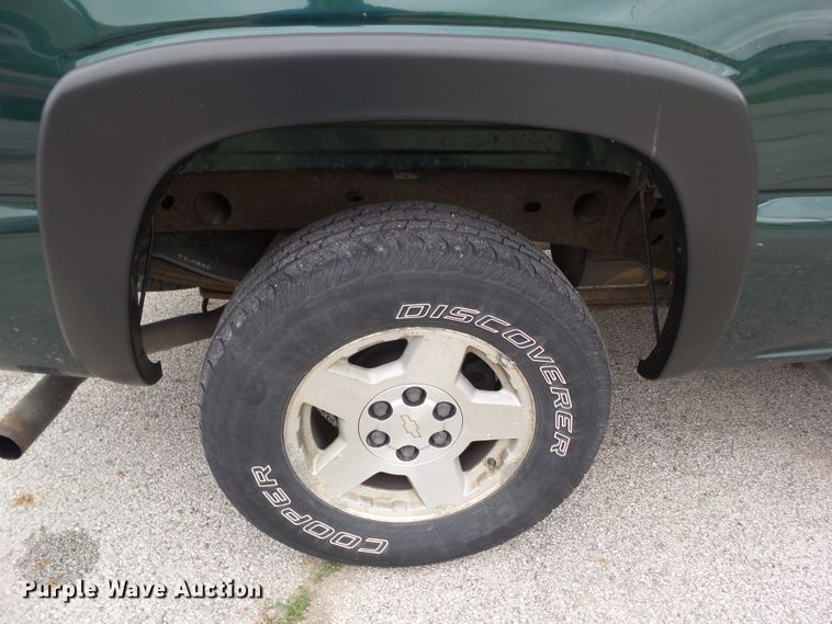 image for item GX9063 2004 Chevrolet Silverado 1500  Crew Cab pickup truck