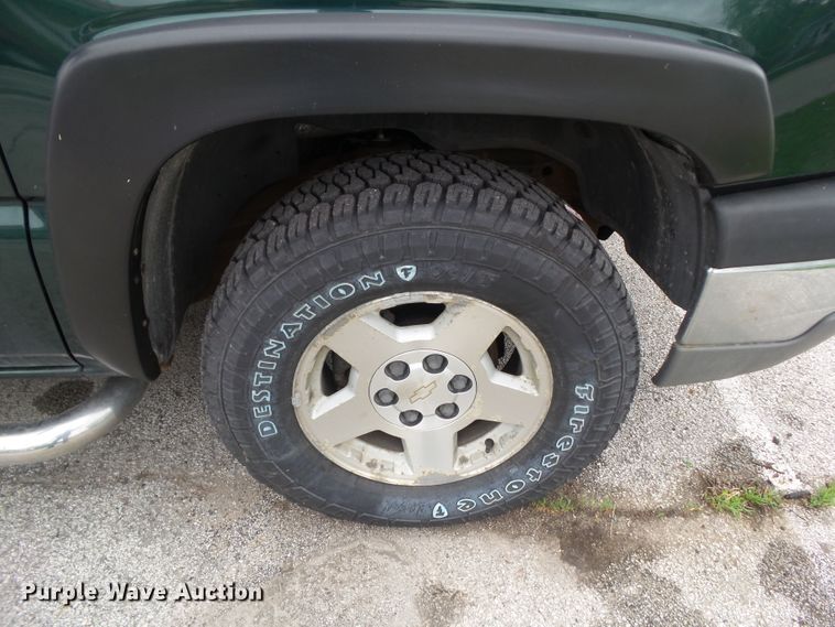 image for item GX9063 2004 Chevrolet Silverado 1500  Crew Cab pickup truck