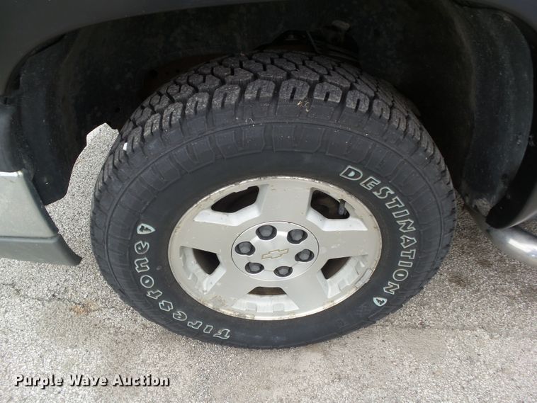 image for item GX9063 2004 Chevrolet Silverado 1500  Crew Cab pickup truck