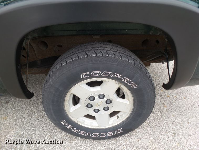 image for item GX9063 2004 Chevrolet Silverado 1500  Crew Cab pickup truck