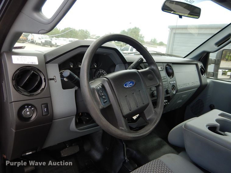 image for item HA9137 2016 Ford F350 Super Duty XL  utility bed pickup truck