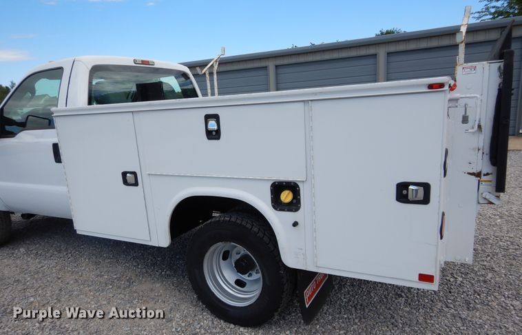 image for item HA9137 2016 Ford F350 Super Duty XL  utility bed pickup truck