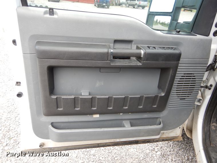 image for item HA9138 2014 Ford F250 Super Duty  Crew Cab utility bed pickup truck