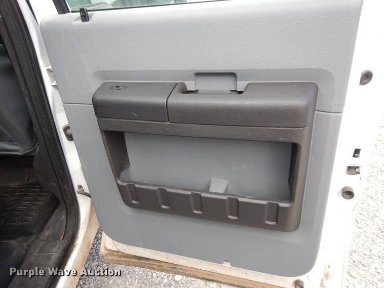 image for item HA9138 2014 Ford F250 Super Duty  Crew Cab utility bed pickup truck