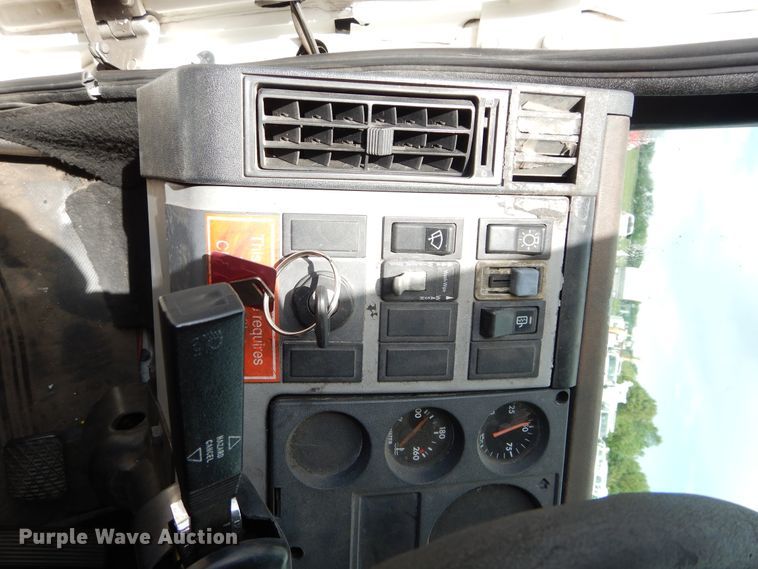 image for item HA9139 1998 Freightliner FL70  box truck