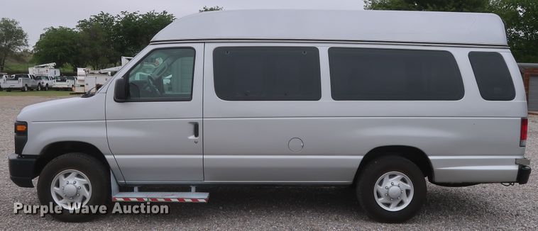image for item HA9157 2009 Ford E250 Super Duty  handicap accessible van