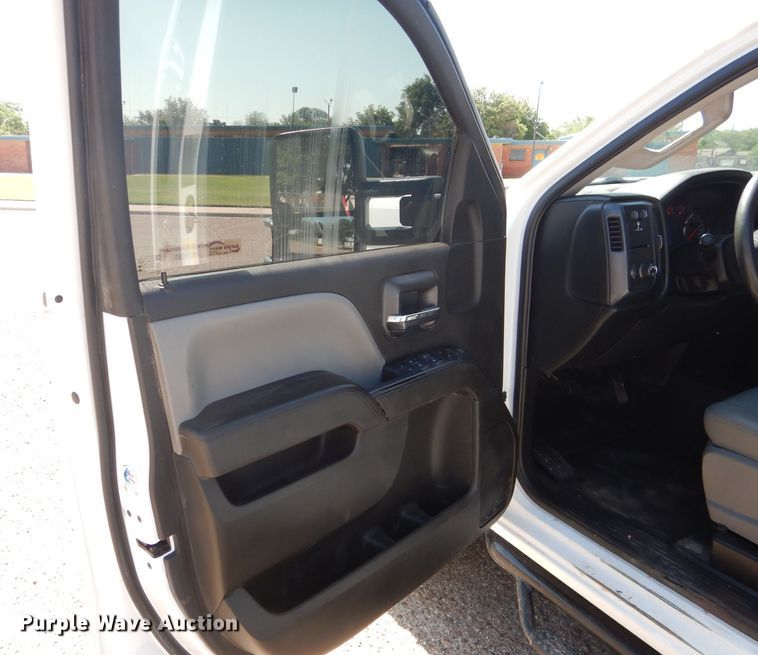 image for item HC9031 2017 Chevrolet Silverado 3500HD  Crew Cab pickup truck