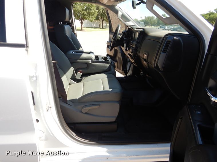 image for item HC9031 2017 Chevrolet Silverado 3500HD  Crew Cab pickup truck