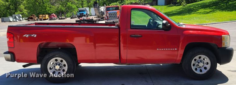 image for item K5844 2007 Chevrolet Silverado 1500  pickup truck