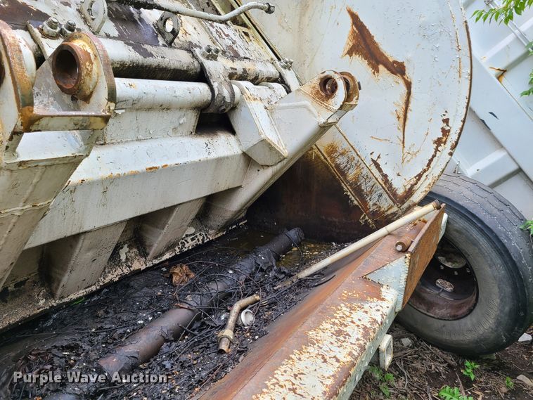 image for item K5854 2001 Crane Carrier  refuse truck