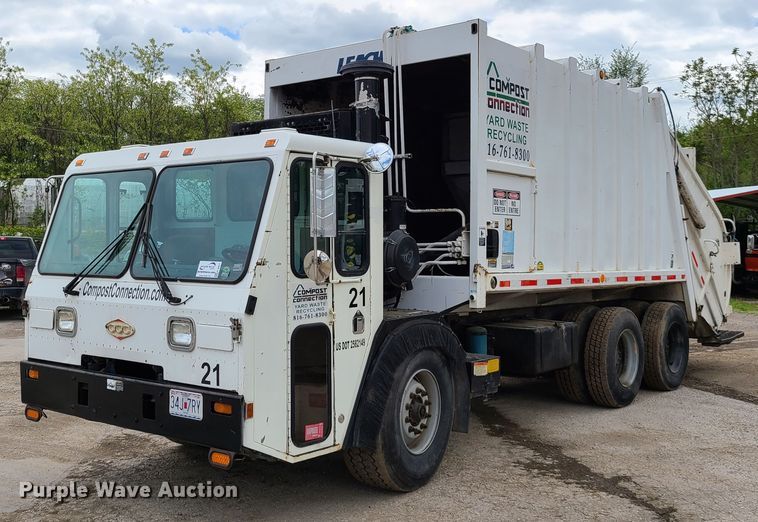 image for item K5857 2001 Crane Carrier  refuse truck