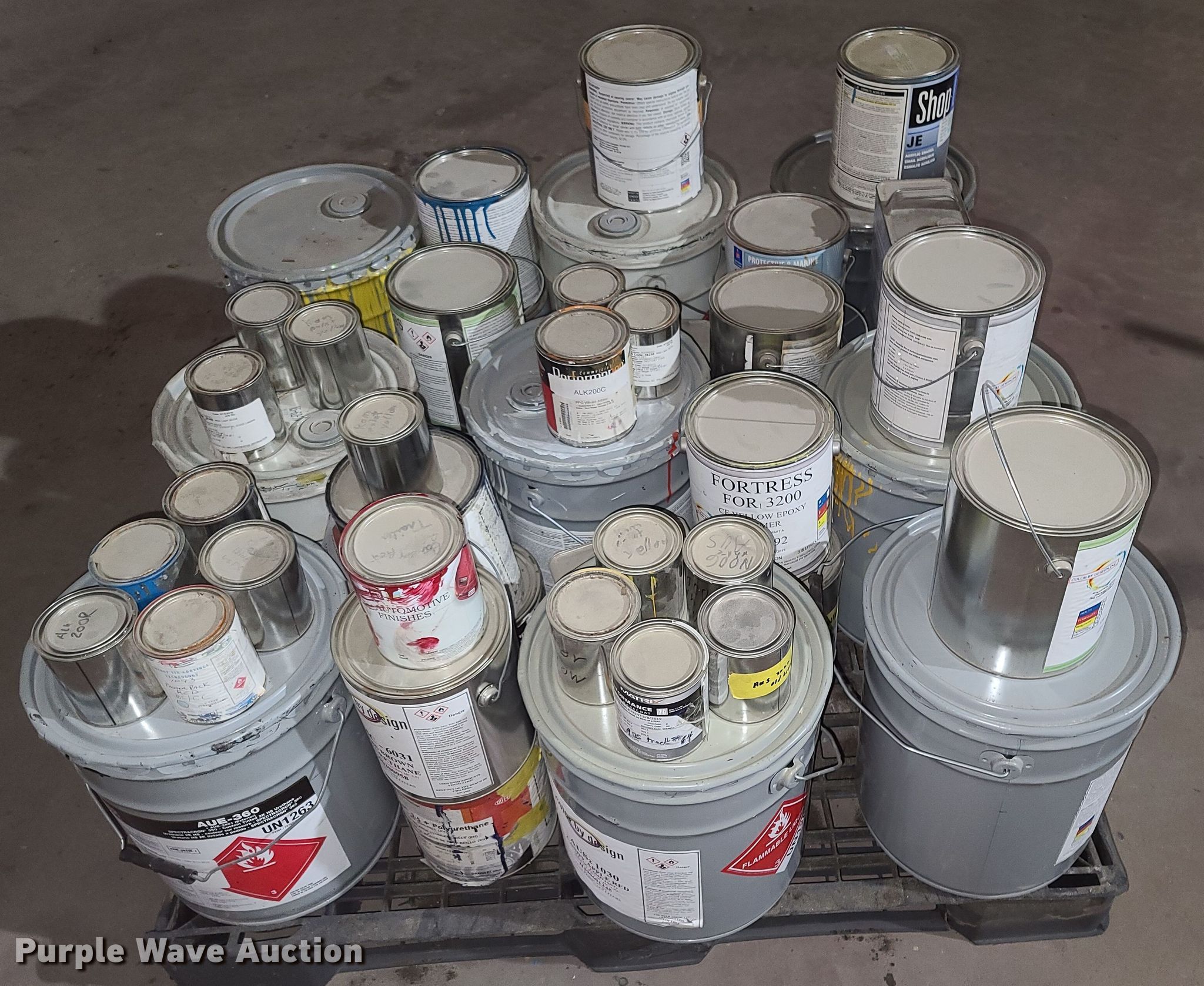 (6) pallets of construction equipment paint in Kansas City, KS Item