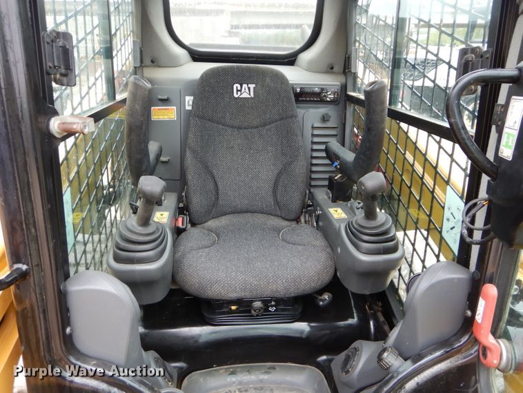 image for item DE2443 2014 Caterpillar 236D  skid steer loader