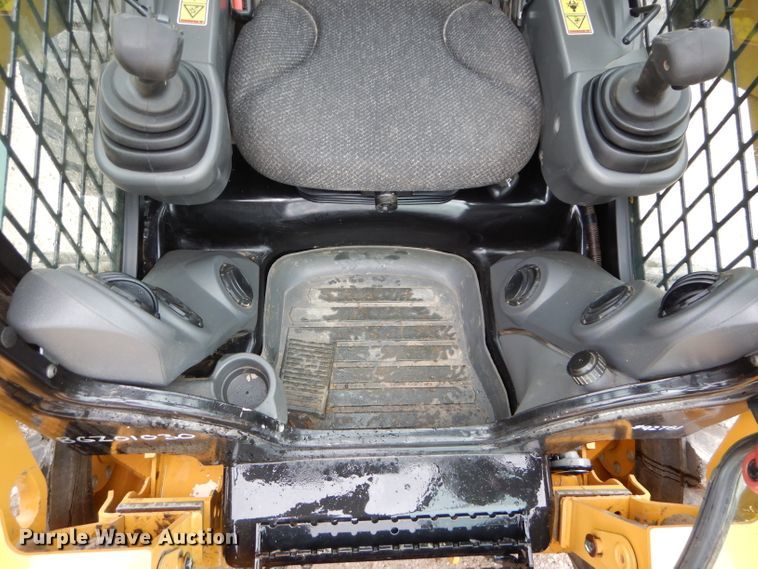 image for item DE2443 2014 Caterpillar 236D  skid steer loader