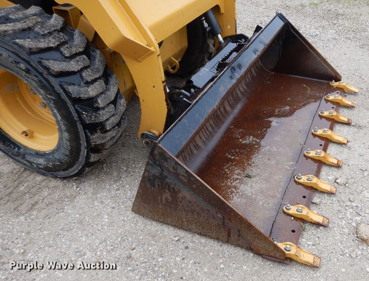 image for item DE2443 2014 Caterpillar 236D  skid steer loader