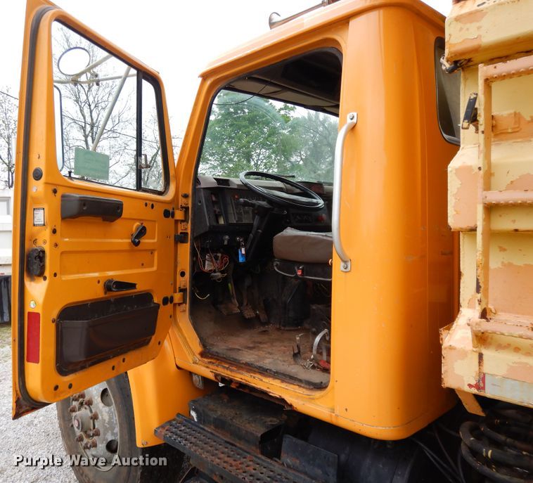 image for item DE5628 2000 International 4900 dump truck