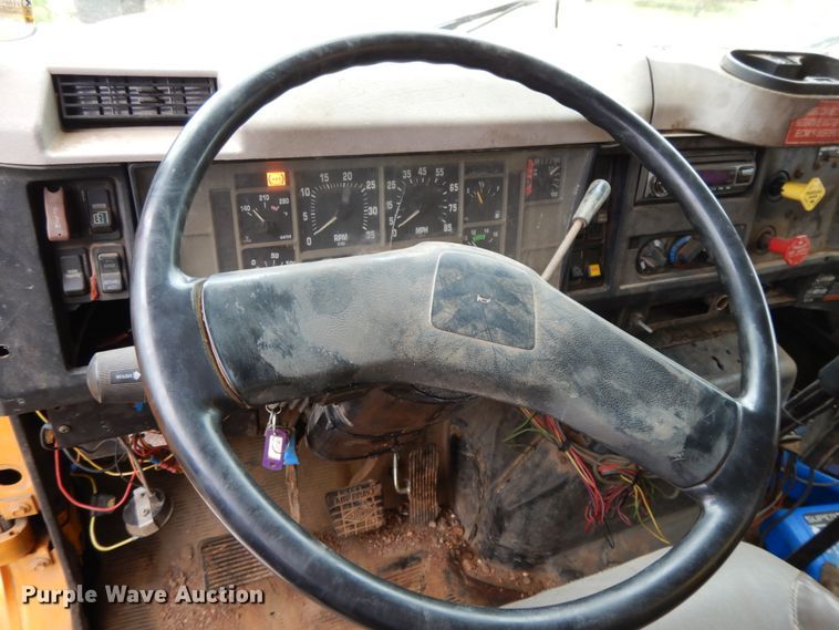 image for item DE5628 2000 International 4900 dump truck